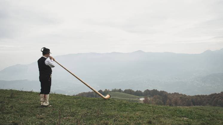 schweiz,alphorn,horn ** switzerland,alphorn,switzerlands,alphorns 6z6-fx5 ,model released, Symbolfoto