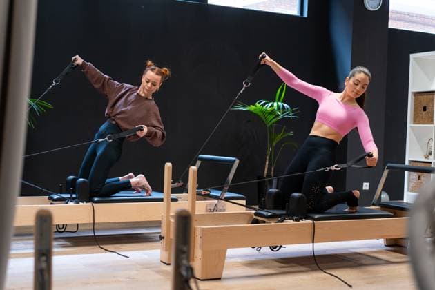 muskeltraining,pilates,workout,kräftigung,pilates-reformer,fitness,krafttraining,training,übung,kräftigen ** muscle exercise,pilates,workout,strengthening,pilates reformer,exercising,muscle exercises,workouts 539-l2f ,model released, Symbolfoto