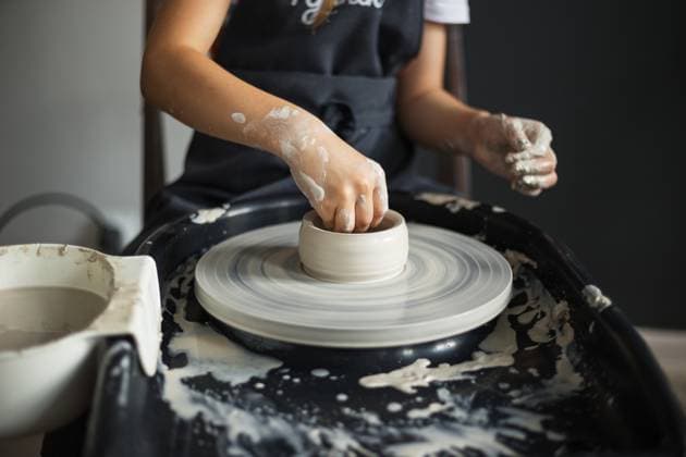 Creative Highlights Symbolbilder Hands of girl creating bowl on potter s wheel. Traditional craft Bryansk, Bryansk Oblast, Russia R_GAGA211220-887605-01 ,model released, Symbolfoto