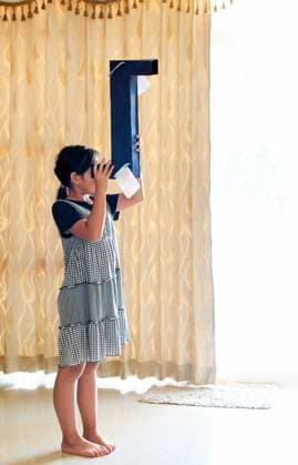 Creative Highlights Symbolbilder A girl looking through her DIY periscope Khon Kaen, Khon Kaen, Thailand R_KROM211213DA-884872-01 ,model released, Symbolfoto