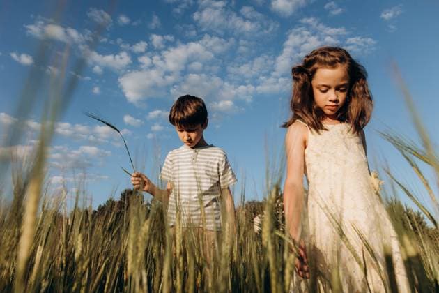 Creative Highlights Symbolbilder Boy and girl walking through the wheat field Moscow, Moscow, Russia CR_ITUP240402-1366201-01 ,model released, Symbolfoto