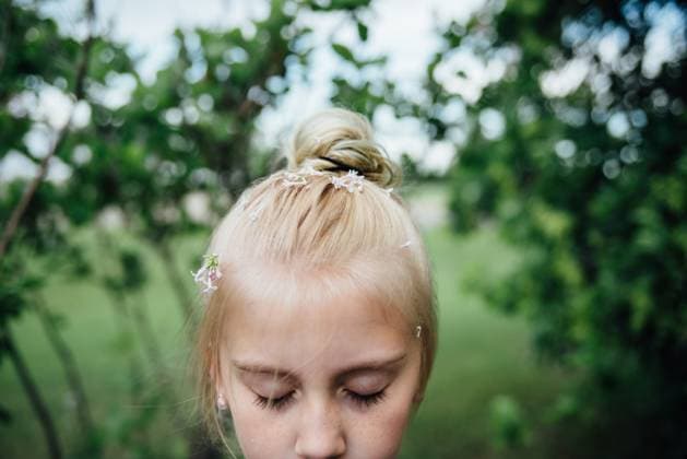 Creative Highlights Symbolbilder Portrait of girl with petals in her hair outdoors in spring United States, North Dakota, Bismarck CR_KIFR240402-1377328-01 ,model released, Symbolfoto