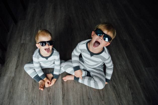 Creative Highlights Symbolbilder Portrait of two boys wearing sunglasses and sticking out tongues United States, North Dakota, Bismarck CR_KIFR240402-1377336-01 ,model released, Symbolfoto