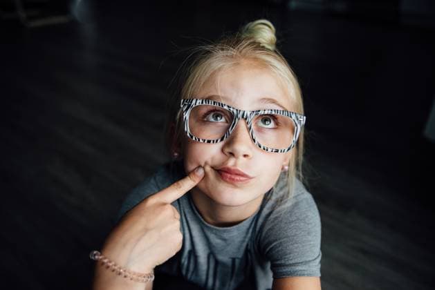 Creative Highlights Symbolbilder Close up portrait of thoughtful girl in glasses indoors United States, North Dakota, Bismarck CR_KIFR240402-1377345-01 ,model released, Symbolfoto