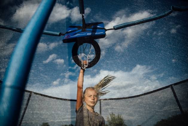 Creative Highlights Symbolbilder Preteen girl playing basketball on trampoline outdoors in summer United States, North Dakota, Bismarck CR_KIFR240402-1377354-01 ,model released, Symbolfoto