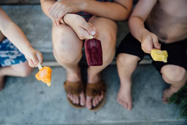 IMAGO Creative, Jahreszeit Sommer, Hitze Creative Highlights Symbolbilder Overhead view of three kids with popsicles sitting outside United States, North Dakota, Bismarck CR_KIFR240402-1377366-01 ,model released, Symbolfoto