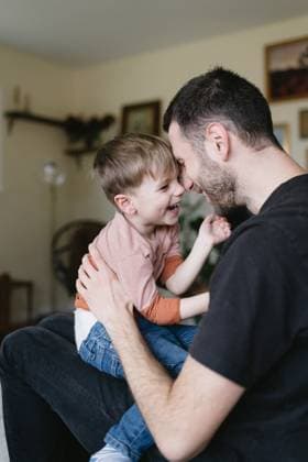 father and son at home smiling and laughing Bloomington, Indiana, United States CR_QGNV2404026E-1355628-01 ,model released, Symbolfoto