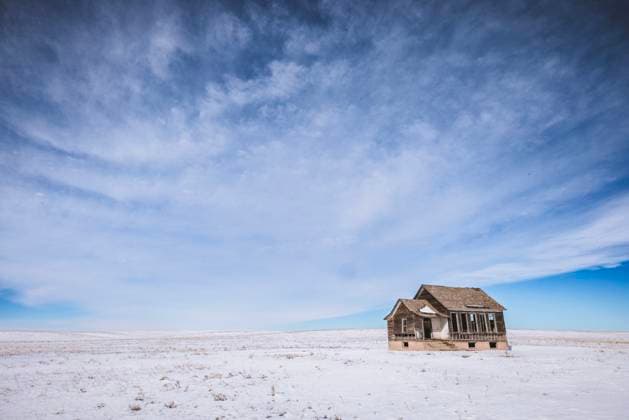 Abandoned run down house in winter in the middle of Nebraska prairie Bushnell, Nebraska, United States CR_SSNF240401-1380765-01