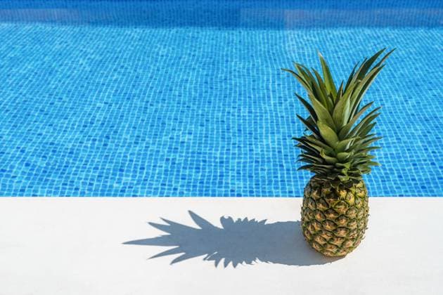 sommer,pool,ananas,sommerlich,schwimmbad,schwimmbecken,swimming pool,swimmingpool ** summer,pool,pineapple,summers,pools,wooden post,pineapples 539-opv