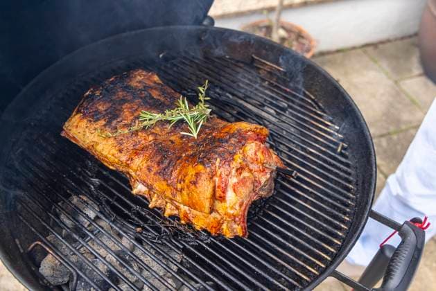 Lammrücken, Osterbraten auf dem Kugelgrill. 01.04.2024, Münsingen, Baden-Württemberg, Deutschland, Europa *** Rack of lamb, Easter roast on the kettle grill 01 04 2024, Münsingen, Baden Württemberg, Germany, Europe