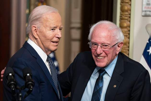 News Bilder des Tages President Joe Biden and Sen. Bernie Sanders, I-VT, shake hands during on event on lowering healthcare costs in the Indian Treaty Room on the White House complex in Washington, DC on Wednesday, April 3, 2024.  WAP20240403348 BONNIExCASH