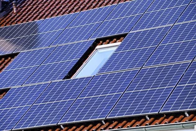 Solaranlage auf einem Hausdach *** Solar system on a house roof ** NUR FUER REDAKTIONELLE ZWECKE ** EDITORIAL USE ONLY **