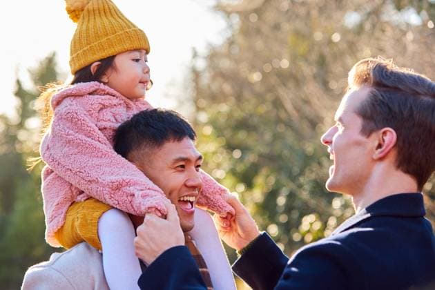 vater,glücklich,spaziergang,tochter,familie,huckepack,homosexuell,papa,väter,glück,glücklichsein,spazieren,spazierengehen,spaziergänger,spaziergängerin,spaziergängerinnen,töchter,familien,tragen,gay,homo,homosexualität,lgbt,lgbtq,schwul ** father,happy,walk,daughter,family,piggyback,homosexual,dad,fathers,happies,walks,daughters,families,piggybacks,gay,homosexuals,lgbt mmq-139p ,model released, Symbolfoto