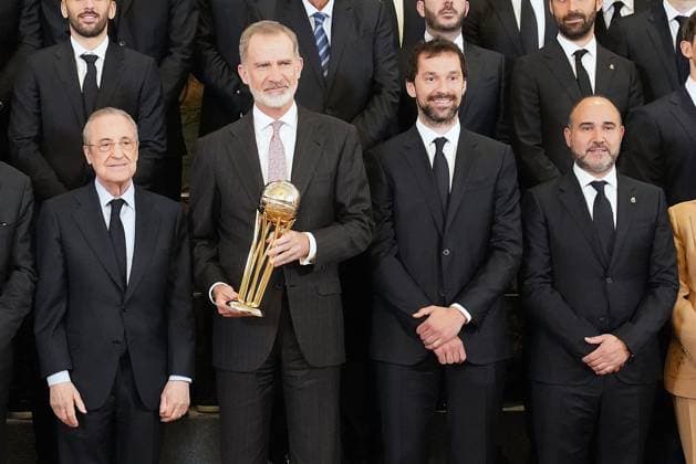 König Felipe empfängt die Basketball-Mannschaft von Real Madrid King Felipe VI of Spain with Florentino Perez, Sergio Llull and the coach Chus Mateo during the audience with the members of the Real Madrid basketball team, champion of the 88th edition of the ˜Copa del Rey™. April 3,2024. (20240403260)