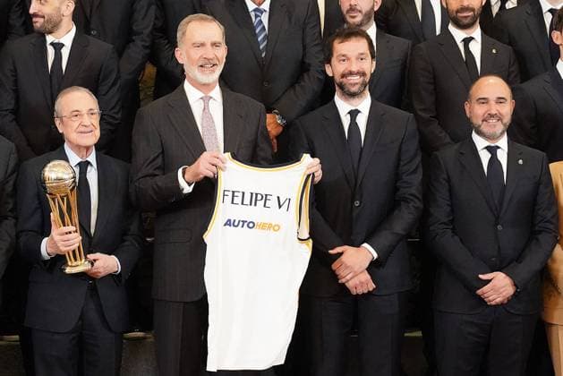 Bilder des Jahres 2024, Entertainment 04 April Entertainment Themen der Woche KW14 König Felipe empfängt die Basketball-Mannschaft von Real Madrid King Felipe VI of Spain with Florentino Perez, Sergio Llull and the coach Chus Mateo during the audience with the members of the Real Madrid basketball team, champion of the 88th edition of the ˜Copa del Rey™. April 3,2024. (20240403274)
