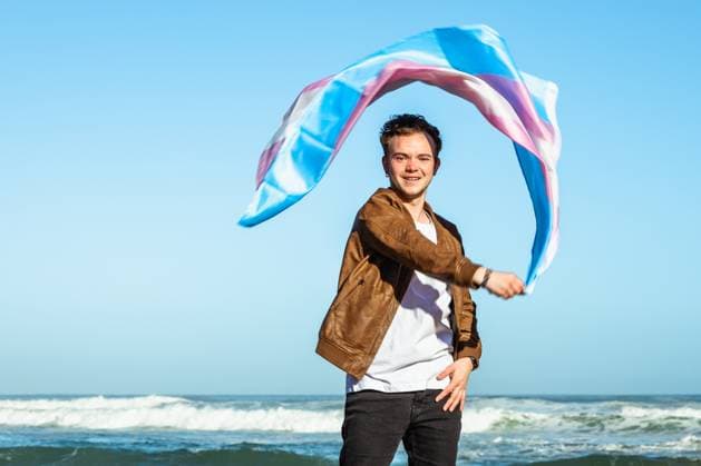 IMAGO Creative, Diversity, Teenager: LGBTQIA+ meer,freiheit,transgender,transgenderflagge,meere,frei,lgbt,lgbtq ** sea,freedom,transgender,trans pride flag,seas,freedoms,transgenders 539-pfd ,model released, Symbolfoto