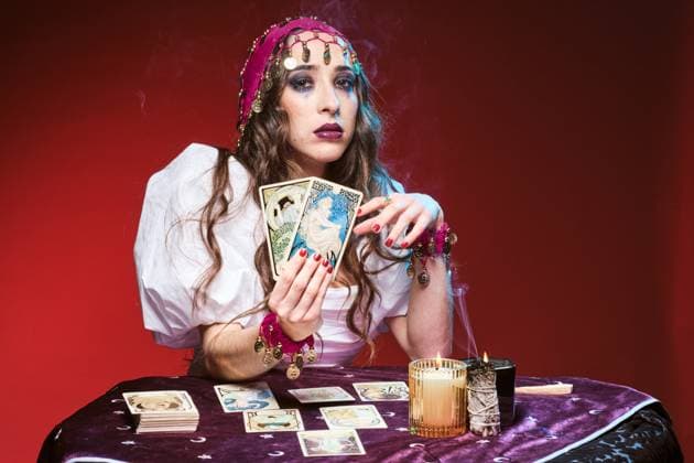 spiritualität,esoterik,kartenlegerin,tarotkarten,spirituell,esoterisch,karten legen,kartenlegen,karte,karten,tarot,tarotkarte ** spirituality,esoteric,fortune teller,tarot cards,spiritualities,esoterics,spiritual,fortunetellers,tarot card 539-qr9 ,model released, Symbolfoto