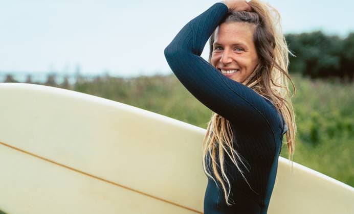 glücklich,porträt,surfbrett,surferin,glück,glücklichsein,portrait,portraits,porträts,surfboard,surf,surfer,wellenreiten,wellenreiter,wellenreiterin ** happy,portrait,surfboard,surfer,happies,portraits,surfboards,surfers 539-qy6 ,model released, Symbolfoto