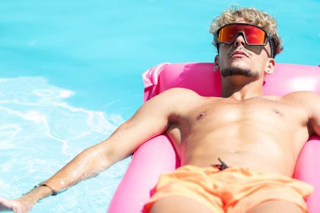 pool,sonnenbaden,urlauber,schwimmbad,schwimmbecken,swimming pool,swimmingpool,bräunen,sonnen,sonnenbad,tourist,touristen ** pool,sunbathing,holidaymakers,pools,wooden post,sun tanning,sunbaking,tanning,holidaymaker 539-r6r ,model released, Symbolfoto