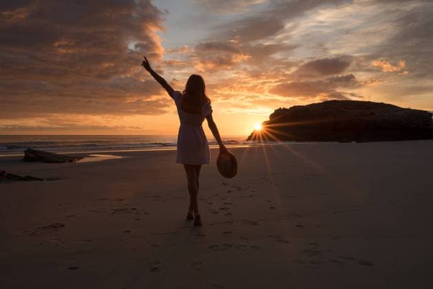 IMAGO Creative: Sommer, Abendspaziergang sonnenuntergang,freiheit,strandspaziergang,abend,abenddämmerung,abendlich,abendrot,abendröte,abendstimmung,abens,dämmerung,sonnenuntergänge,frei,spazieren,spazierengehen,spaziergang,spaziergänger ** sunset,freedom,beach walking,sunsets,freedoms 539-rf3 ,model released, Symbolfoto