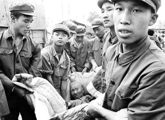 China: Young PLA (People s Liberation Army) volunteers carry an older, injured man in a quilt after the Great Tangshan Earthquake, 28 July 1976 The Tangshan earthquake, also known as the Great Tangshan earthquake, was a natural disaster that occurred on July 28, 1976. It is believed to be the largest earthquake of the 20th century by death toll. The epicenter of the earthquake was near Tangshan in Hebei, People s Republic of China, an industrial city with approximately one million inhabitants.<br ><br > The number of deaths initially reported by the Chinese government was 655,000, but this number has since been stated to be around 240,000 to 255,000. Another report indicates that the actual death toll was much higher, at approximately 650, Copyright: xxPicturesxFromxHistoryx