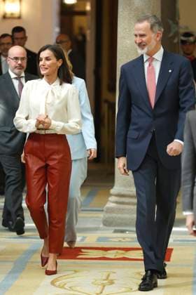 Royals At National Sports Awards - Madrid Queen Letizia and King Felipe on their arrival at the presentation of the National Sports Awards 2022 at the El Pardo Royal Palace, on April 4, 2024, in Madrid (Spain). The National Sports Awards 2022 are convened annually by the Consejo Superior de Deporte (CSD), in order to expressly recognize individuals and entities that, either by their direct activity or personal initiative, or as participants in the development of sports policy, have contributed in an outstanding way to promote or disseminate the physical-sports activity. Photo by Antonio Gutierrez Europa Press ABACAPRESS.COM Madrid Spain  Copyright: xEuropaxPress ABACAx
