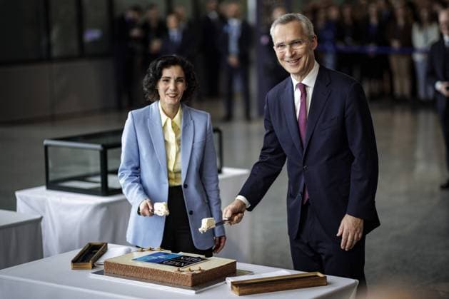 Bilder des Jahres 2024, News 04 April News Themen der Woche KW14 News Bilder des Tages (L-R) Hadja Lahbib, Aussenministerin von Belgien, und Jens Stoltenberg, Generalsekretaer des Nordatlantikrates, aufgenommen im Rahmen der Zeremonie anlaesslich des 75. Jahrestages der Unterzeichnung der Gruendungsurkunde des Nordatlantik-Vertrags. Bruessel, 04.04.2024. Fotografiert im Auftrag des Auswaertigen Amtes. Bruessel Berlgien *** L R Hadja Lahbib, Foreign Minister of Belgium, and Jens Stoltenberg, Secretary General of the North Atlantic Council, at the ceremony marking the 75th anniversary of the signing of the founding document of the North Atlantic Treaty, Brussels, 04 04 2024 Photographed on behalf of the Foreign Office Brussels Belgium Copyright: xJaninexSchmitzxAAxphotothek.dex