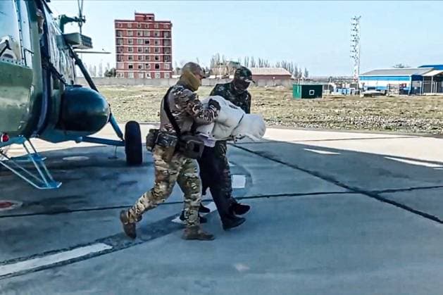 Bilder des Jahres 2024, News 04 April News Themen der Woche KW14 News Bilder des Tages RUSSIA - APRIL 4, 2024: The Federal Security Service detains a man suspected of complicity in the March 22 terrorist attack on Krasnogorsk s Crocus City Hall. Video screen grab. Best quality available. Russian Federal Security Service TASS  68750095