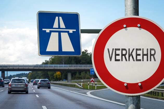 4 April 2024: Sign on the highway with heavy traffic with the inscription: Traffic. PHOTOMONTAGE *** Schild auf der Autobahn mit viel Verkehr mit der Aufschrift: Verkehr. FOTOMONTAGE