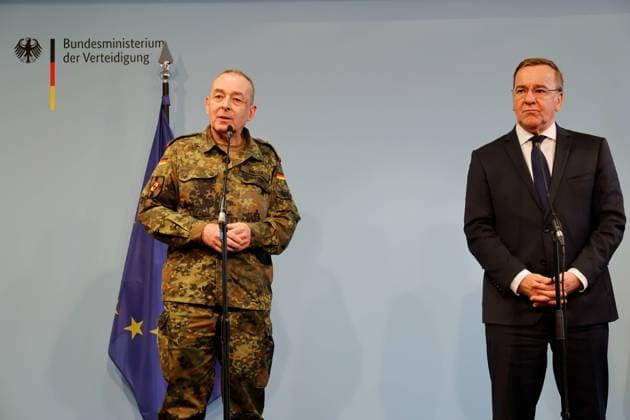 News Themen der Woche KW14 Generalinspekteur Carsten Breuer, Bundesminister der Verteidigung, Boris Pistorius, Deutschland, Berlin, Bundesministerium der Verteidigung, Strukturreform der Streitkräfte: Bundesminister der Verteidigung, Boris Pistorius verkündet Entscheidung zur neuen Grobstruktur der Streitkräfte *** Inspector General Carsten Breuer, Federal Minister of Defense, Boris Pistorius, Germany, Berlin, Federal Ministry of Defense, Structural reform of the armed forces Federal Minister of Defense, Boris Pistorius announces decision on the new rough structure of the armed forces