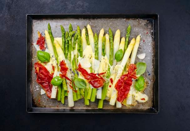 IMAGO Creative: Food, Spargel spargel,speck,parmesan,abendessen,asparagus,spargelsorte,spargelsorten,käse,pamesan,parmesankäse,parmigiano,abendbrot ** asparagus,bacon,parmesan,dinner,asparagus spear,asparagus spears,bacons,parmesans,dinners khh-ib9