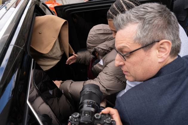 Bilder des Jahres 2024, News 04 April News Themen der Woche KW14 USA, Tavistock Group Besitzer Joe Lewis in New York vor Gericht April 4, 2024, Manhattan, Ny, USA: Joe Lewis, founder of Tavistock Group and majority owner of the Tottenham Hotspur Football Club, departs federal court in New York, US, on Thursday, April 4, 2024. US District Judge Jessica Clarke at a hearing Thursday sentenced Lewis to three-years probation and a $5 million fine. Manhattan USA - ZUMAs197 20240404_aaa_s197_147 Copyright: xDerekxFrenchx