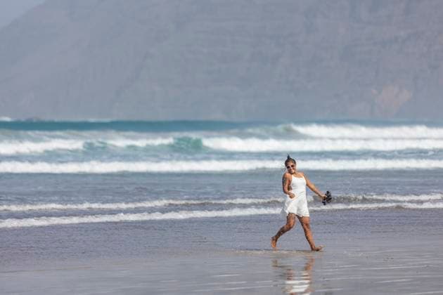 Female taking a solo walk by the sea, reflecting relaxation during a weekend getaway. Model Released JuanAizpuru_ID20118_595584_018 Copyright: xJuanxAizpurux