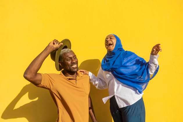 Creative Highlights Symbolbilder A cheerful middle-aged couple of different ethnicities share a joyful moment against a bright yellow background Model Released JuanAizpuru_ID20348_601900_032 Copyright: xJuanxAizpurux