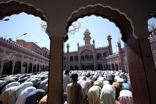 News Themen der Woche KW14 News Bilder des Tages RECORD DATE NOT STATED PESHAWAR, PAKISTAN, APR 05: Faithfull Muslims are performing last Friday Prayer of the Holy Month of Ramadan-ul-Mubarak, at Sunehri Mosque in Peshawar on Friday, April 5, 2024. (Fahad Pervez PPI Images). EDITORIAL USE ONLY Copyright: xx SA-ZM-050424x ppiphotos417526
