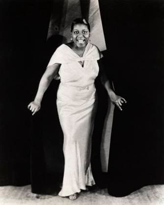 RECORD DATE NOT STATED Bessie Smith On Stage United States, c. 1933 Jazz singer Bessie Smith is all smiles standing on stage. Copyright: Â¬ xUnderwoodxArchives 990_05_0-Mus-Blue_20HR