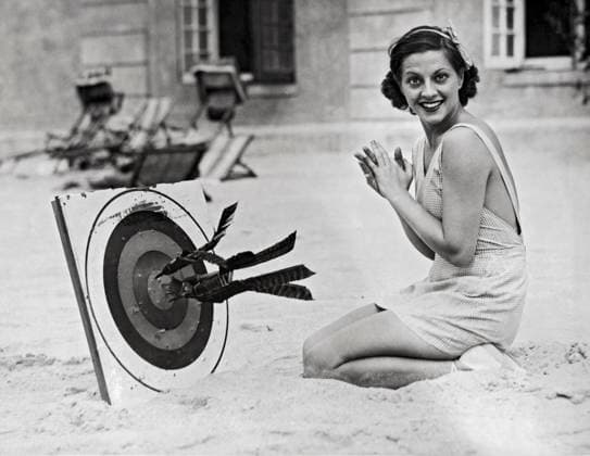 RECORD DATE NOT STATED Martha Sleeper Dart Star Hollywood, Los Angeles, California, c. 1927 A smiling Martha Sleeper hits target board bullseyes with darts on the beach. Copyright: Â¬ xUnderwoodxArchives 990_05_X-Sleeper-Martha_4HR
