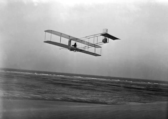 RECORD DATE NOT STATED Glider At Kitty Hawk Kitty Hawk, North Carolina, 1911 Rear view of glider in flight over beach at Kitty Hawk, North Carolina. Copyright: Â¬ UnderwoodxArchives 990_05_X-Wright-Bros_9HR