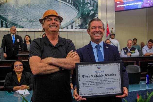 News Bilder des Tages MACEIÓ, AL - 05.04.2024: BOLSONARO EM MACEIÓ - After disembarking late in the morning at the airport in the capital of Alagoas, former President Jair Messias Bolsonaro was honored at the Casa de Tavares Bastos, the Legislative Assembly, where he received the honorary citizenship award, proposed by State Representative Cabo Bebeto (PL) x2517808x  GUIDOxJR.