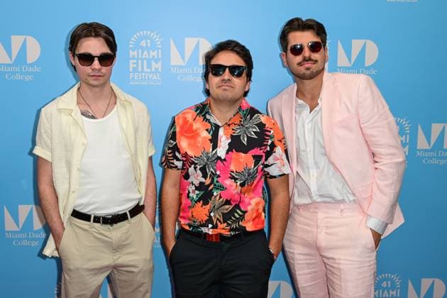 Bilder des Jahres 2024, Entertainment 04 April Entertainment Themen der Woche KW14 Entertainment Bilder des Tages The director of the film Puffing Iron , Chris Rodríguez (R) and actors Elijah Moseley (L) and Bryan Serra (c) pose on the red carpet of the festival this Friday at the Arsht Center in Miami, Florida, USA, 5 April 2024. The Miami Film Festival opened its 41st edition this Friday, faithful to its platform model for emerging and Latin American cinema, as reflected in a program that this year includes 180 feature films from more than 30 countries and includes a sample of Cuban cinema. Miami Festival inaugurates an edition faithful to its Spanish-language cinema platform model !ACHTUNG: NUR REDAKTIONELLE NUTZUNG!  Copyright: xGiorgioxVierax USA3721 20240406-55013281600_1