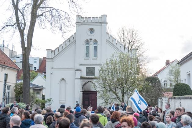Bilder des Jahres 2024, News 04 April News Themen der Woche KW14 Oldenburg Mahnwache nach einem Brandanschlag auf die Synagoge in Oldenburg am 05.04.2024. Mahnwache nach einem Brandanschlag auf die Synagoge in Oldenburg am 05.04.2024. Im Menschen auf der Kundgebung, im Hintergrund die Synagoge. Am Freitagabend versammelten sich etwa 300 bis 350 zu einer Mahnwache vor der Synagoge in Oldenburg. Gegen Mittag war es dort nach Polizeiangaben zu einem Brandanschlag gekommen. Verletzt wurde niemand, das Feuer konnte schnell gelöscht werden. An der Tuer sind Brandspuren zu sehen. *** Oldenburg Vigil after an arson attack on the synagogue in Oldenburg on 05 04 2024 Vigil after an arson attack on the synagogue in Oldenburg on 05 04 2024 In the people at the rally, the synagogue in the background On Friday Copyright: xFabianxSteffensx EP_FSS