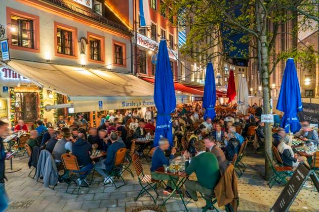 Volle Lokale am Dom, viele Gäste genießen den warmen Frühlingsabend in den Wirtsgärten am Frauenplatz, München, April 2024 Deutschland, München, April 2024, volle Lokale am Dom, viele Gäste genießen den ungewöhnlich warmen Abend in den Wirtsgärten, sitzen bei frühlingshaften Temperaturen um die 20 Grad draußen in CafÃ s und Restaurants, hier: Nürnberger Bratwurst Glöckl am Dom, Augustiner am Dom, Andechser am Dom, Frauenplatz, Altstadt, Freitagabend, Wochenende, ausgehen, Frühling, Bayern, *** Full pubs at the cathedral, many guests enjoy the warm spring evening in the pub gardens on Frauenplatz, Munich, April 2024 Germany, Munich, April 2024, full pubs at the cathedral, many guests enjoy the unusually warm evening in the pub