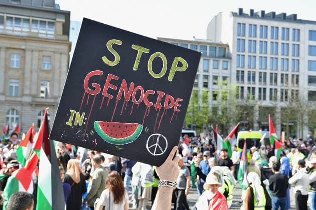 News Themen der Woche KW14 News Bilder des Tages 6.4.2024 Al Quds Demo FFM Demonstration zum Al Quds Tag in Frankfurt am Main. Etwa 750 Personen nahmen in der Spitze an der Pro Palästinensischen Demo Teil. Frankfurt am Main Roßmarkt Hessen Deutschland *** 6 4 2024 Al Quds Demo FFM Demonstration on Al Quds Day in Frankfurt am Main Around 750 people took part in the pro-Palestinian demonstration at the peak Frankfurt am Main Roßmarkt Hesse Germany