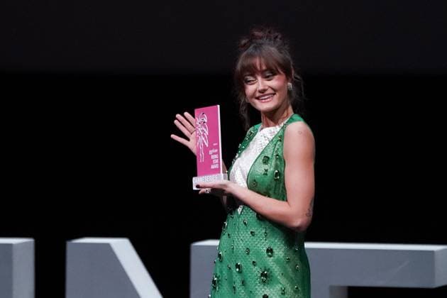 Winner of the Rising Star Award, Ella Purnell CELEBRITES : 7 eme Festival Canneseries - Winner Rising Star Award - Cannes - 06 04 2024 NorbertScanella Panoramic 