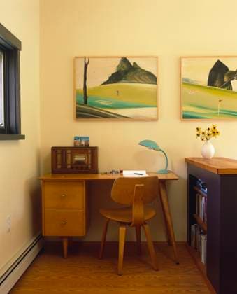 Eames wood chair at small writing desk in home office Eames wood chair at small writing desk in home office, Credit:Evan Sklar Avalon  Copyright: xEvanxSklarx xAvalonx 0544758918