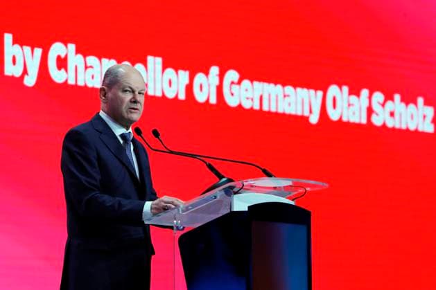 Bilder des Jahres 2024, News 04 April News Themen der Woche KW14 (240407) -- BUCHAREST, April 7, 2024 -- German Chancellor Olaf Scholz addresses a meeting of the leaders of the Party of European Socialists (PES) at the Parliament Palace in Bucharest, Romania, April 6, 2024. (Photo by Xinhua) ROMANIA-BUCHAREST-PARTY OF EUROPEAN SOCIALISTS-LEADERS MEETING CristianxCristel 
