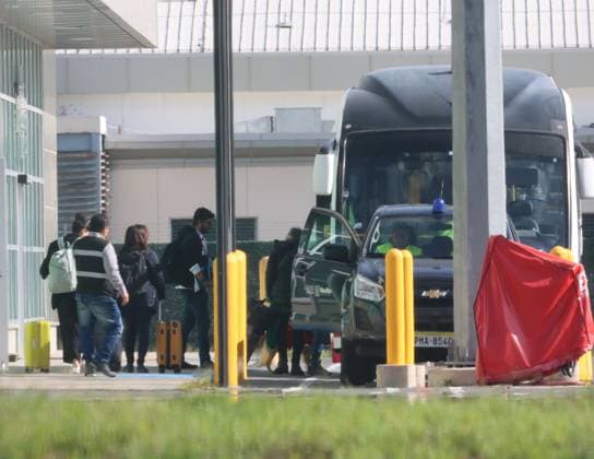 FUNCIONARIOS-MEXICANOS-ABANDONAN-ECUADOR Tababela, domingo 7 de abril del 2024 Funcionarios de la Embaja de MÃ xico, en el Aeropuerto Mariscal Sucre, abandonan el Ecuador, desde la sala Protocolar, con destino a su pais. Fotos:Rolando Enriquez API Tababela Pichincha Ecuador POL-FUNCIONARIOS-MEXICANOS-ABANDONAN-ECUADOR-9a00ebe6e966f691ef608196d11022b2 Copyright: xROLANDOxENRIQUEZx