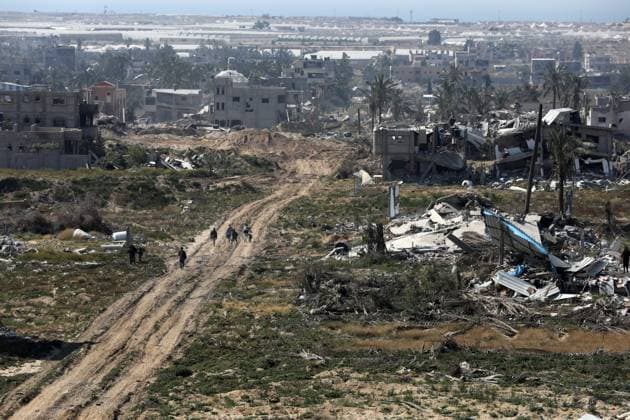 Bilder des Jahres 2024, News 04 April News Themen der Woche KW14 A view of debris of destroyed settlement after Israeli forces withdrawal from parts of Khan Yunis A view of debris of destroyed settlement after Israeli forces withdrawal from parts of Khan Yunis, at Salahuddin Street in Gaza on April 07, 2024. Palestinian families return their homes after the withdrawal. Photo by Omar Ashtawy apaimages Khan Yunis Gaza Strip Palestinian Territory 070424_Khan_Yunis_OSH_00(104) Copyright: xapaimagesxOmarxAshtawyx xapaimagesx