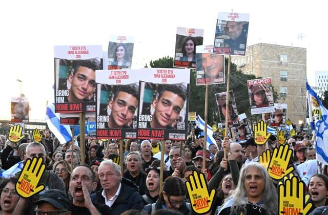 News Themen der Woche KW14 Israeli hostage families and supporters hold photos of loved ones held captive by Hamas in Gaza at a rally outside the Knesset in Jerusalem, demanding an immediate hostage release deal and for Prime Minister Benjamin Netanyahu to be removed from office on Sunday, April 7, 2024.  JER2024040704 DEBBIExHILL