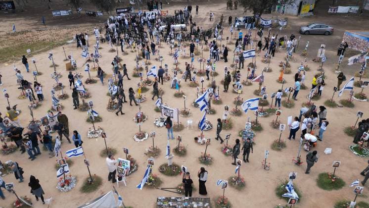 Bilder des Jahres 2024, News 04 April News Themen der Woche KW14 News Bilder des Tages A drone aerial photograph shows family members and friends as they attend a memorial for the Israelis murdered in Re im, southern Israel, where Hamas terrorists massacred some 325 Israelis attending the Nova music and dance party on October 7, 2023 near the Gaza Strip border, making exactly six-months on October 7, 2024 since the attack. Some 325 Israelis and foreigners were murdered by Hamas terrorists who broke through the border fence and attacked dozens of communities along the border on October 7.  ISR20240407021 JimxHollander